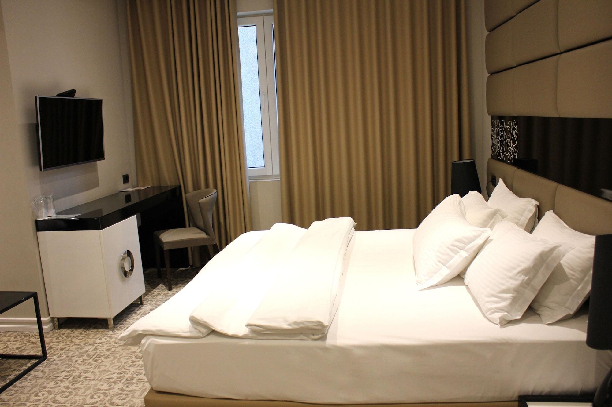 Senator Hotel Tirana Kültér fotó